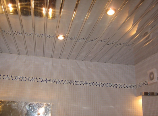 на фото реечный потолок в ванной комнате