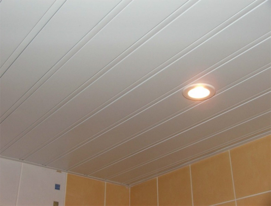 подвесной реечный потолок для ванной