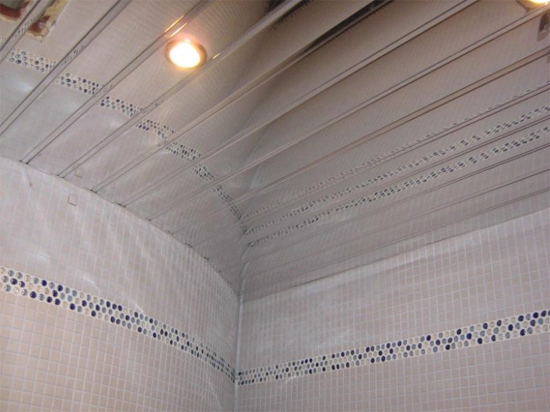 реечный подвесной потолок в ванной комнате