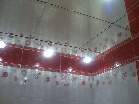 зеркальные потолки в ванной комнате на фото