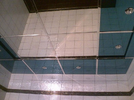 зеркальные потолки в ванной комнате