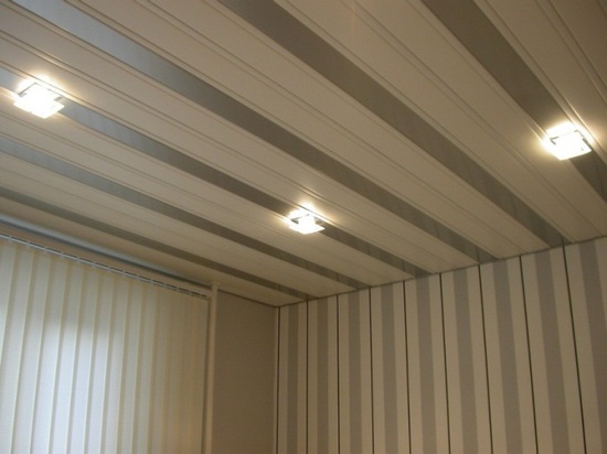 Установка ПВХ-панелей на потолок — видео укладки потолочных изделий из пластика