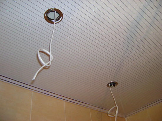 Монтаж на потолок пластиковых панелей