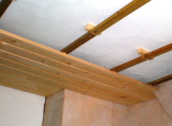 Технология монтажа деревянной обрешетки на потолок
