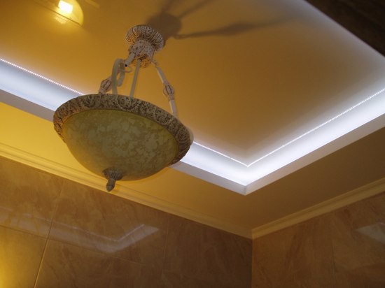 Как сделать подсветку натяжных потолков светодиодной лентой? (видео) | AstamGROUP