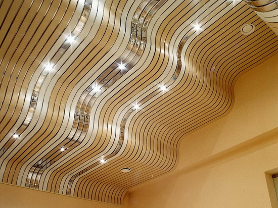 Кубообразный потолок реечный