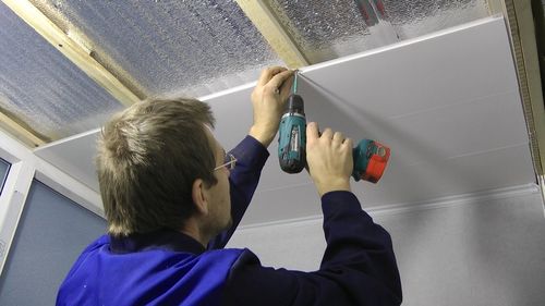 Как сделать потолок из пластиковых панелей ПВХ: инструкция от мастера