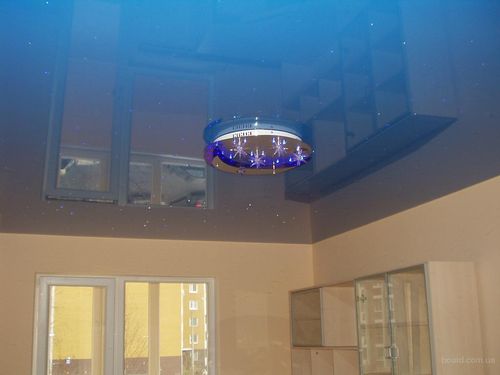 Одноуровневый потолок из гипсокартона с подсветкой: монтаж и фото