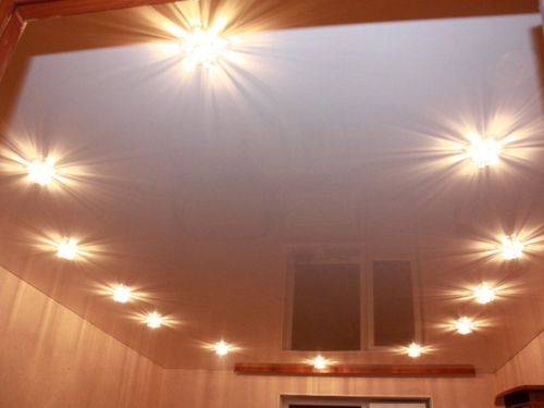 Как сделать лампочки на натяжном потолке? Советы специалистов